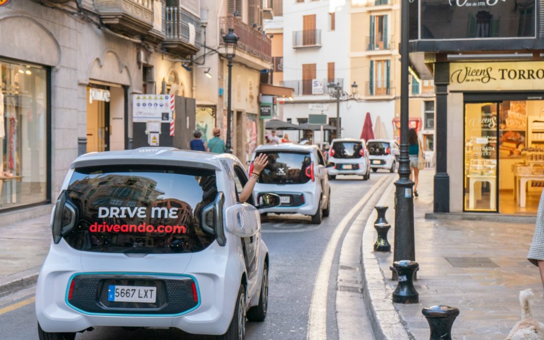 Recorriendo el centro histórico de Palma de Mallorca en coche eléctrico